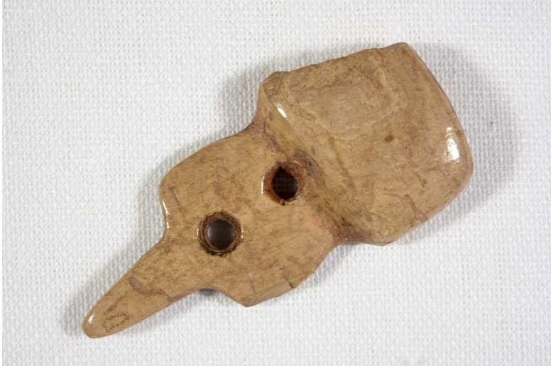 Botão de roupa feito de osso do Período Neolítico